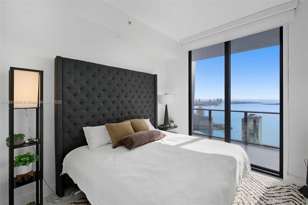 For Sale: $1,290,000 (2 beds, 3 baths, 1325 Square Feet)