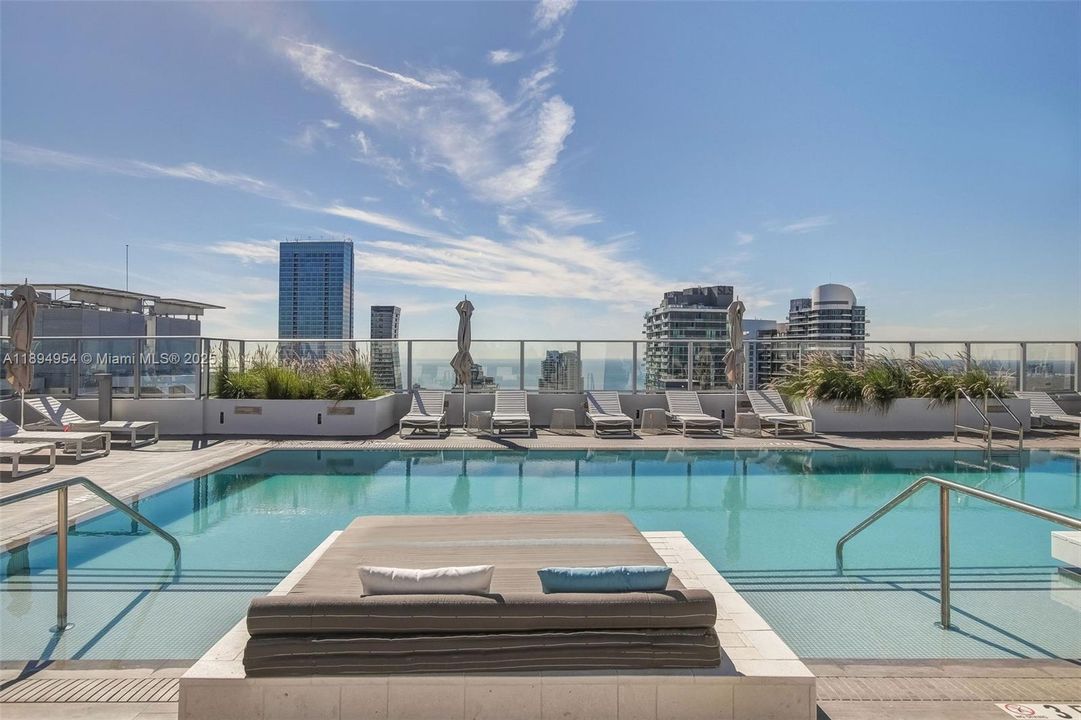 For Sale: $1,290,000 (2 beds, 3 baths, 1325 Square Feet)