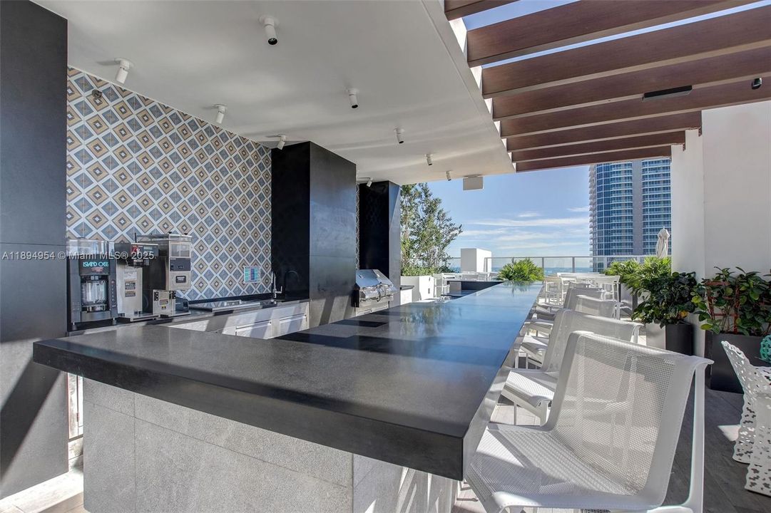 For Sale: $1,290,000 (2 beds, 3 baths, 1325 Square Feet)