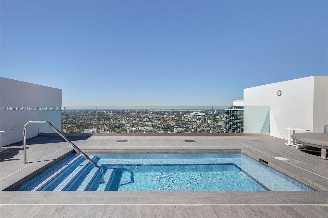 For Sale: $1,290,000 (2 beds, 3 baths, 1325 Square Feet)