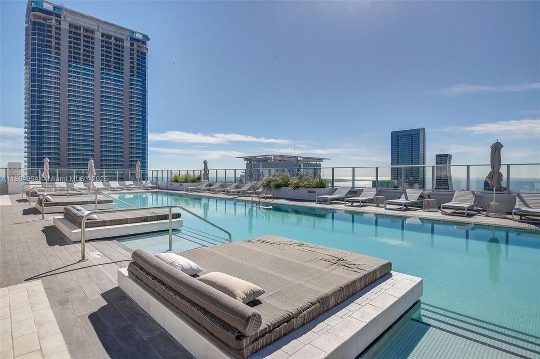 For Sale: $1,290,000 (2 beds, 3 baths, 1325 Square Feet)