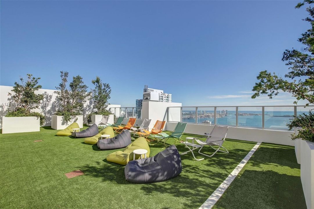 For Sale: $1,290,000 (2 beds, 3 baths, 1325 Square Feet)