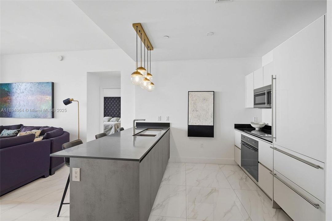 For Sale: $1,290,000 (2 beds, 3 baths, 1325 Square Feet)