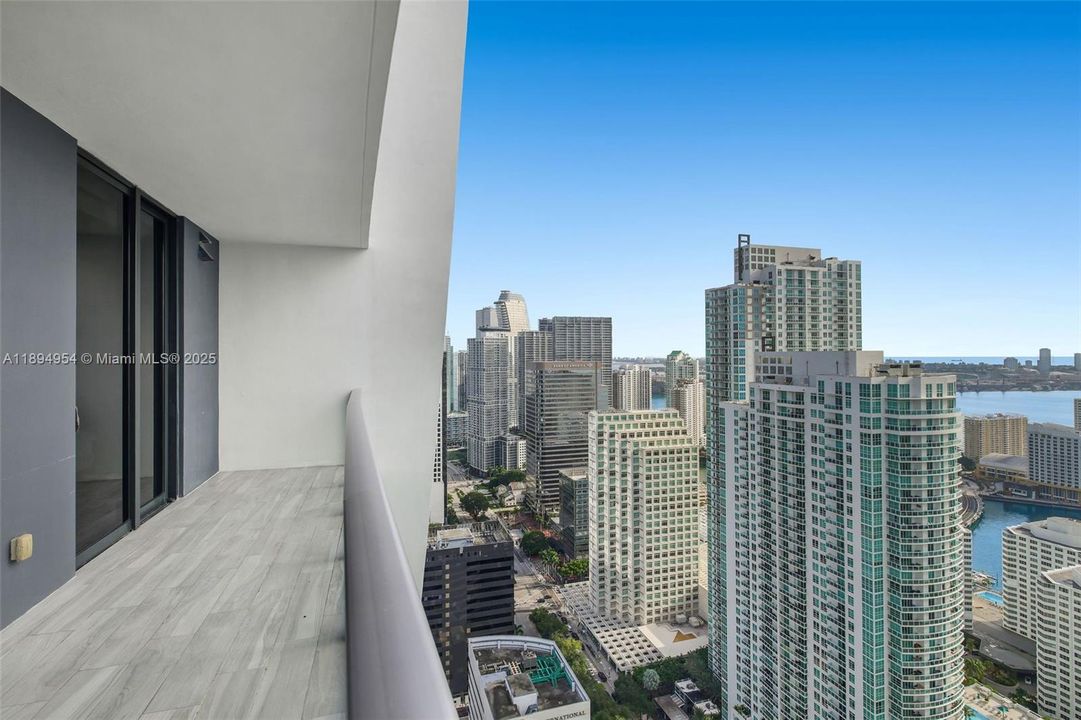 For Sale: $1,290,000 (2 beds, 3 baths, 1325 Square Feet)
