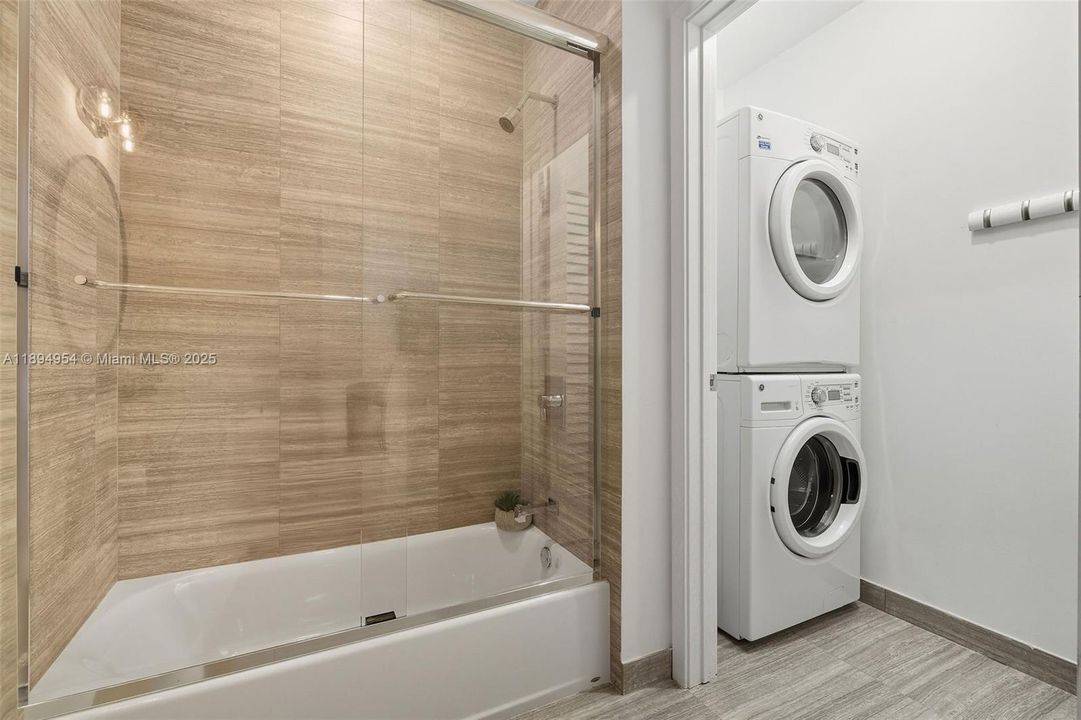 For Sale: $1,290,000 (2 beds, 3 baths, 1325 Square Feet)