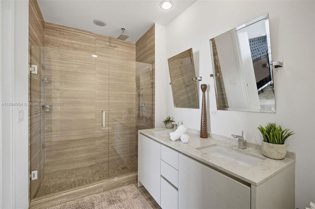 For Sale: $1,290,000 (2 beds, 3 baths, 1325 Square Feet)