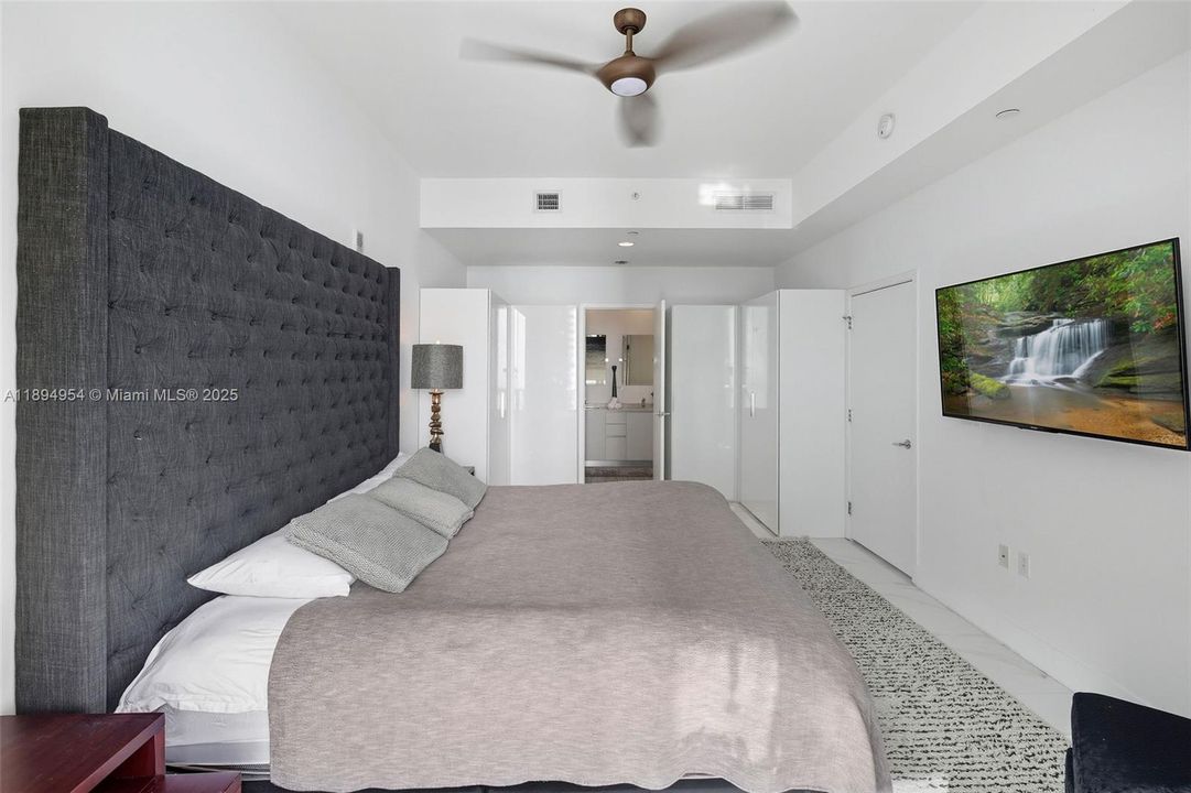 For Sale: $1,290,000 (2 beds, 3 baths, 1325 Square Feet)