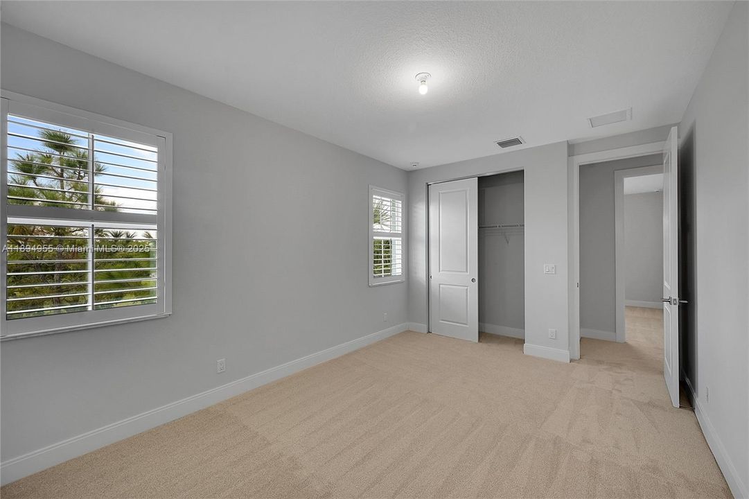 Activo con contrato: $7,000 (5 camas, 4 baños, 3963 Pies cuadrados)