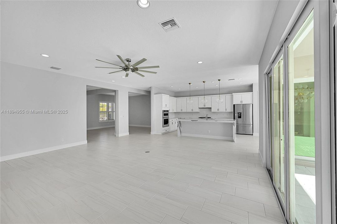 Activo con contrato: $7,000 (5 camas, 4 baños, 3963 Pies cuadrados)