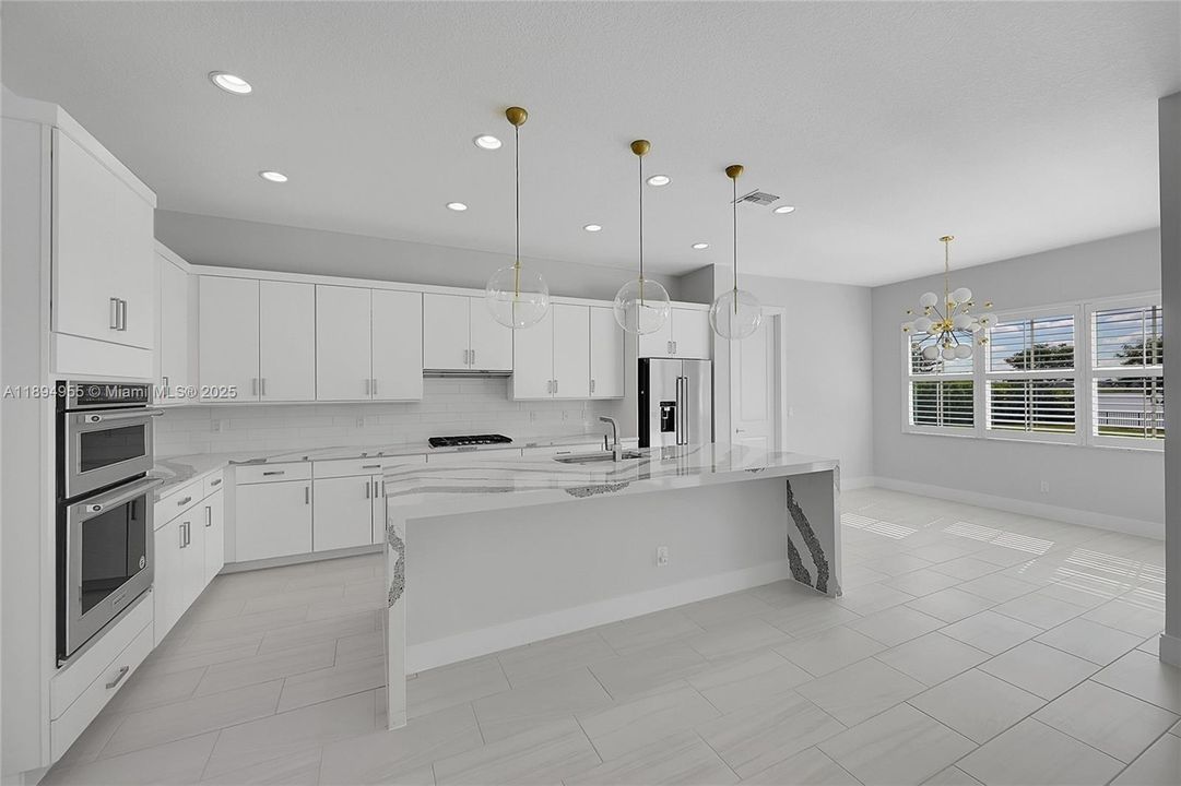 Activo con contrato: $7,000 (5 camas, 4 baños, 3963 Pies cuadrados)