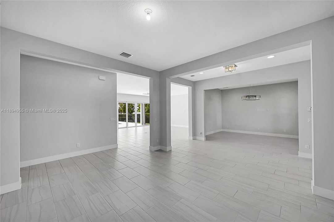 Activo con contrato: $7,000 (5 camas, 4 baños, 3963 Pies cuadrados)