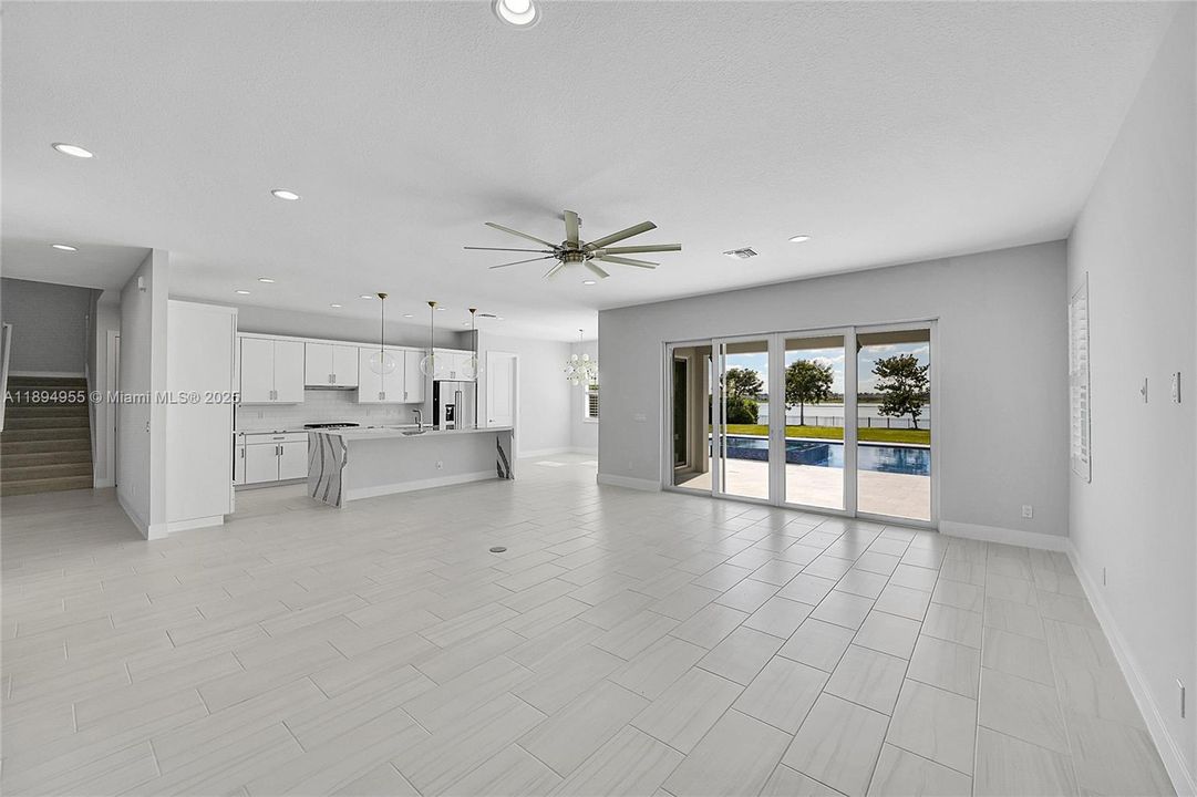 Activo con contrato: $7,000 (5 camas, 4 baños, 3963 Pies cuadrados)