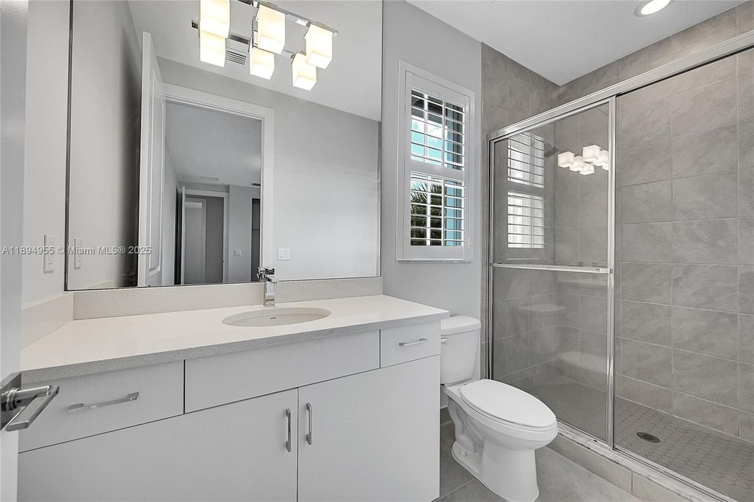 Activo con contrato: $7,000 (5 camas, 4 baños, 3963 Pies cuadrados)