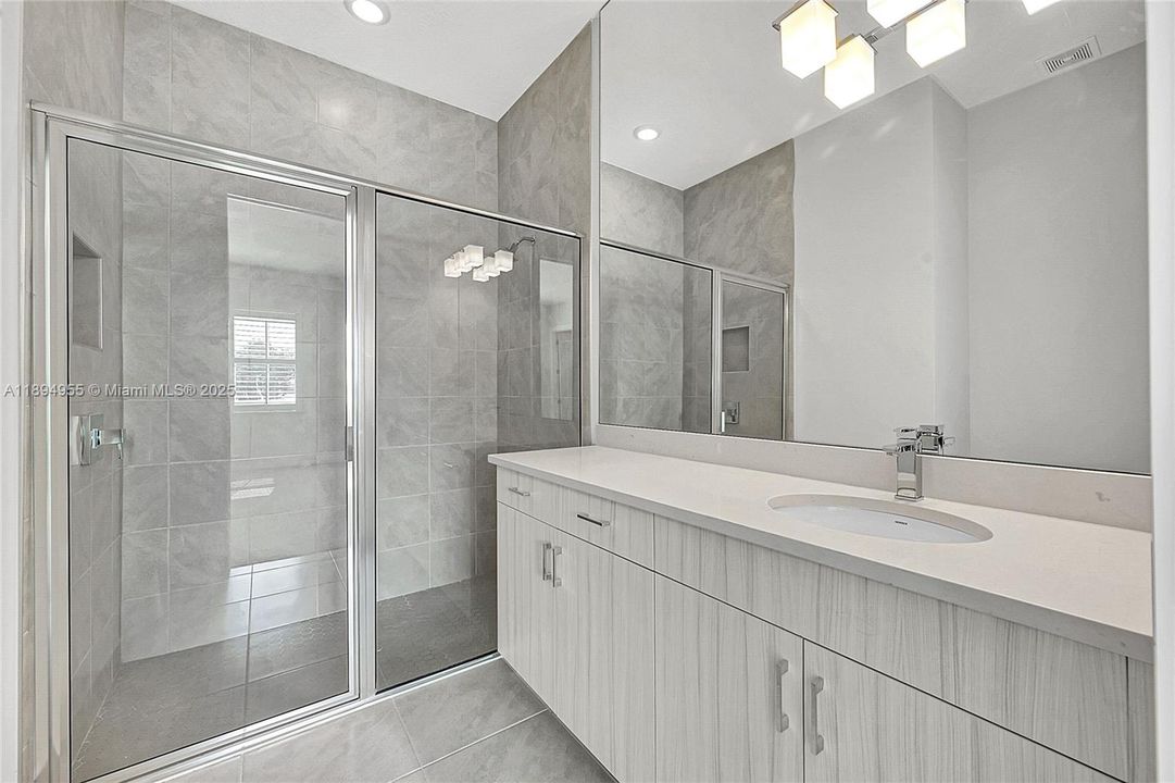 Activo con contrato: $7,000 (5 camas, 4 baños, 3963 Pies cuadrados)