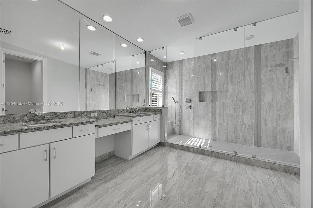 Activo con contrato: $7,000 (5 camas, 4 baños, 3963 Pies cuadrados)