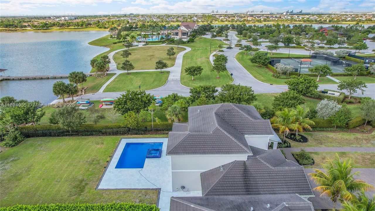 Activo con contrato: $7,000 (5 camas, 4 baños, 3963 Pies cuadrados)