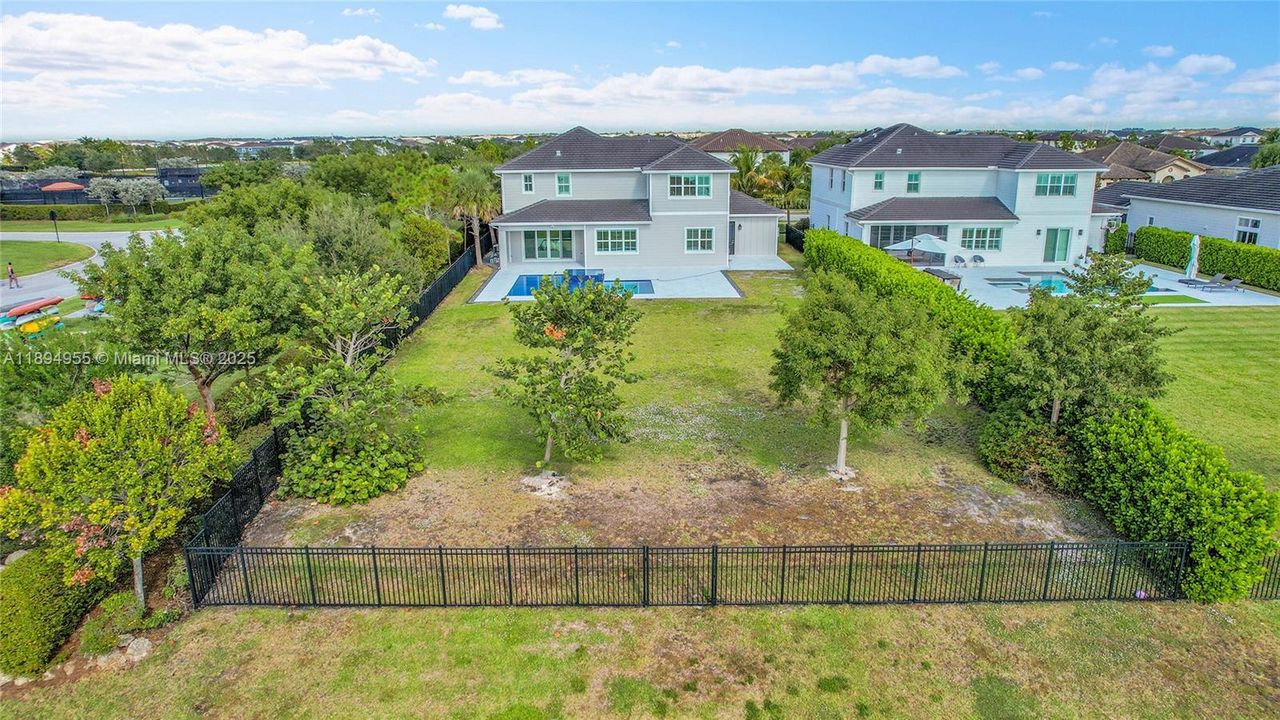 Activo con contrato: $7,000 (5 camas, 4 baños, 3963 Pies cuadrados)