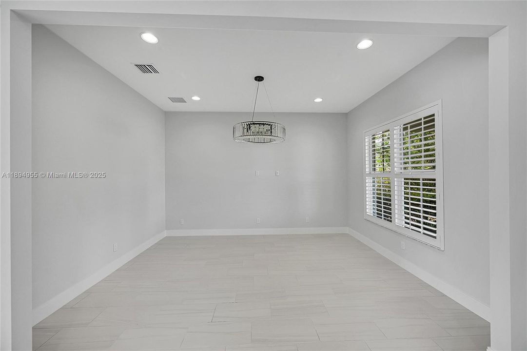 Activo con contrato: $7,000 (5 camas, 4 baños, 3963 Pies cuadrados)