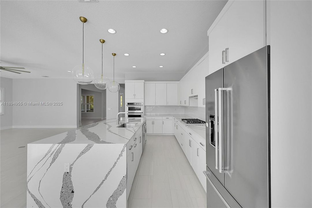 Activo con contrato: $7,000 (5 camas, 4 baños, 3963 Pies cuadrados)