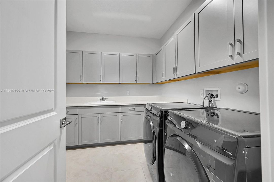 Activo con contrato: $7,000 (5 camas, 4 baños, 3963 Pies cuadrados)