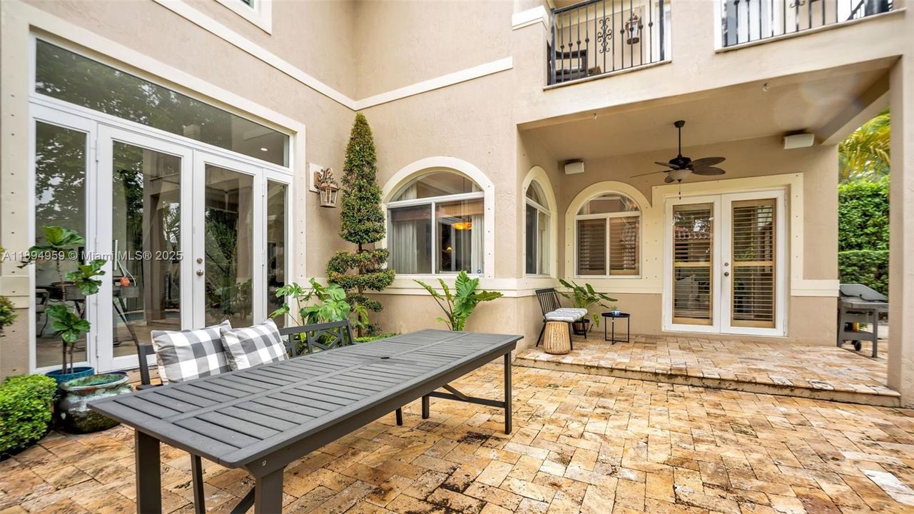 Под контрактом: $1,299,999 (4 спален, 4 ванн, 3841 Квадратных фут)