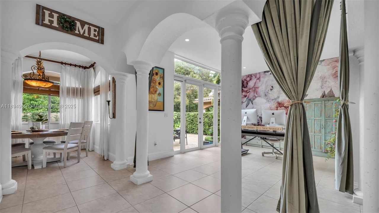 Под контрактом: $1,299,999 (4 спален, 4 ванн, 3841 Квадратных фут)