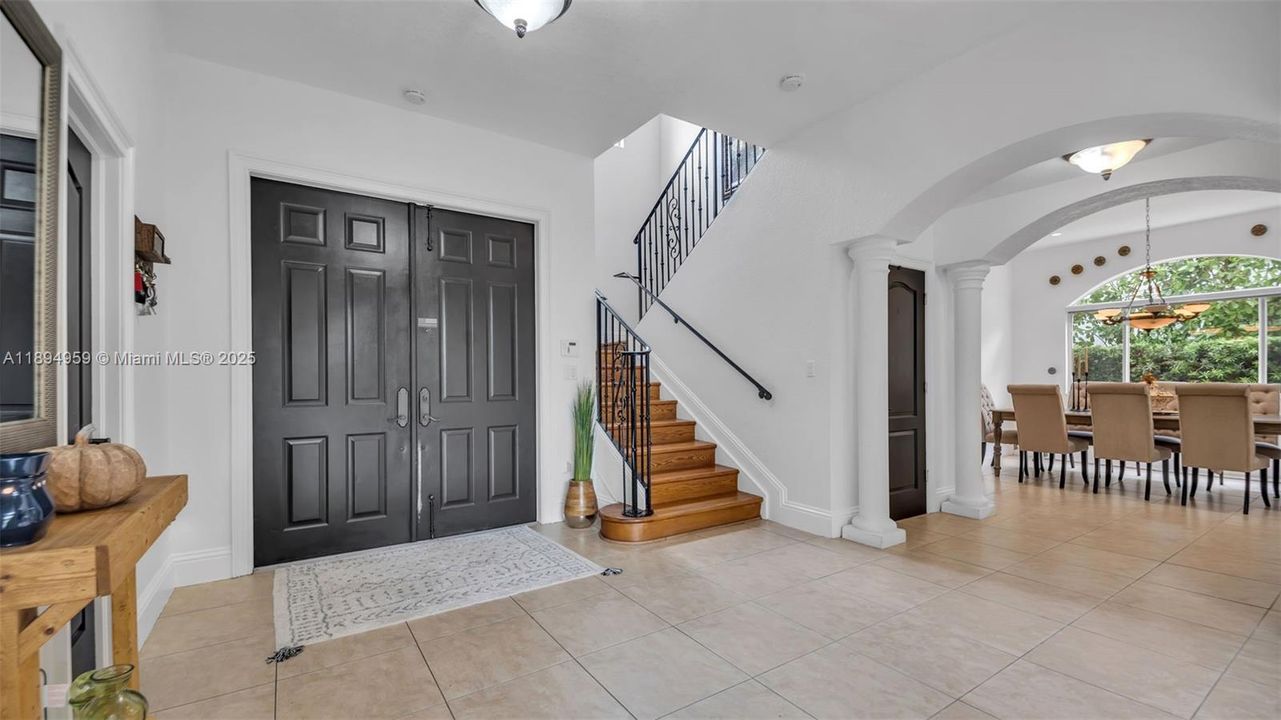 Под контрактом: $1,299,999 (4 спален, 4 ванн, 3841 Квадратных фут)