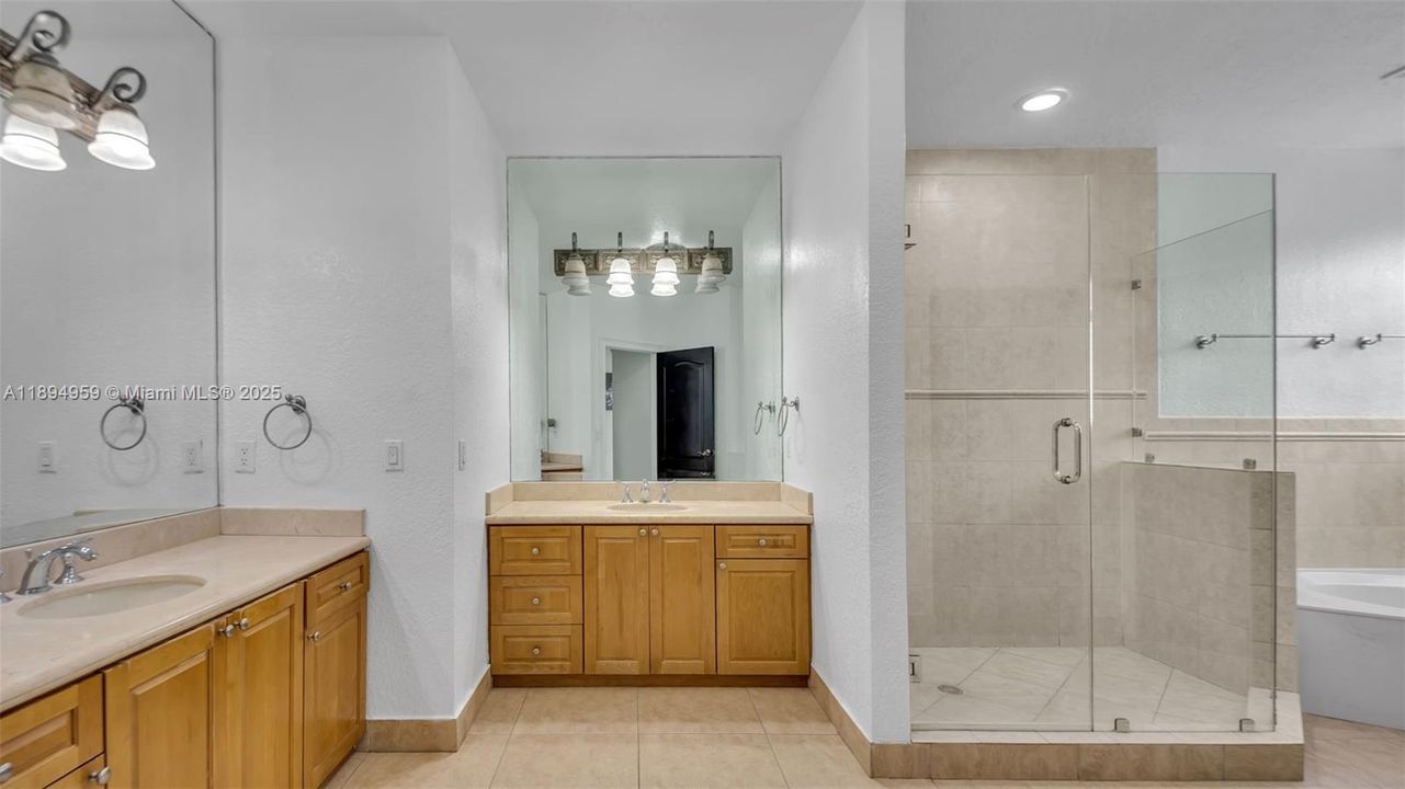 Под контрактом: $1,299,999 (4 спален, 4 ванн, 3841 Квадратных фут)