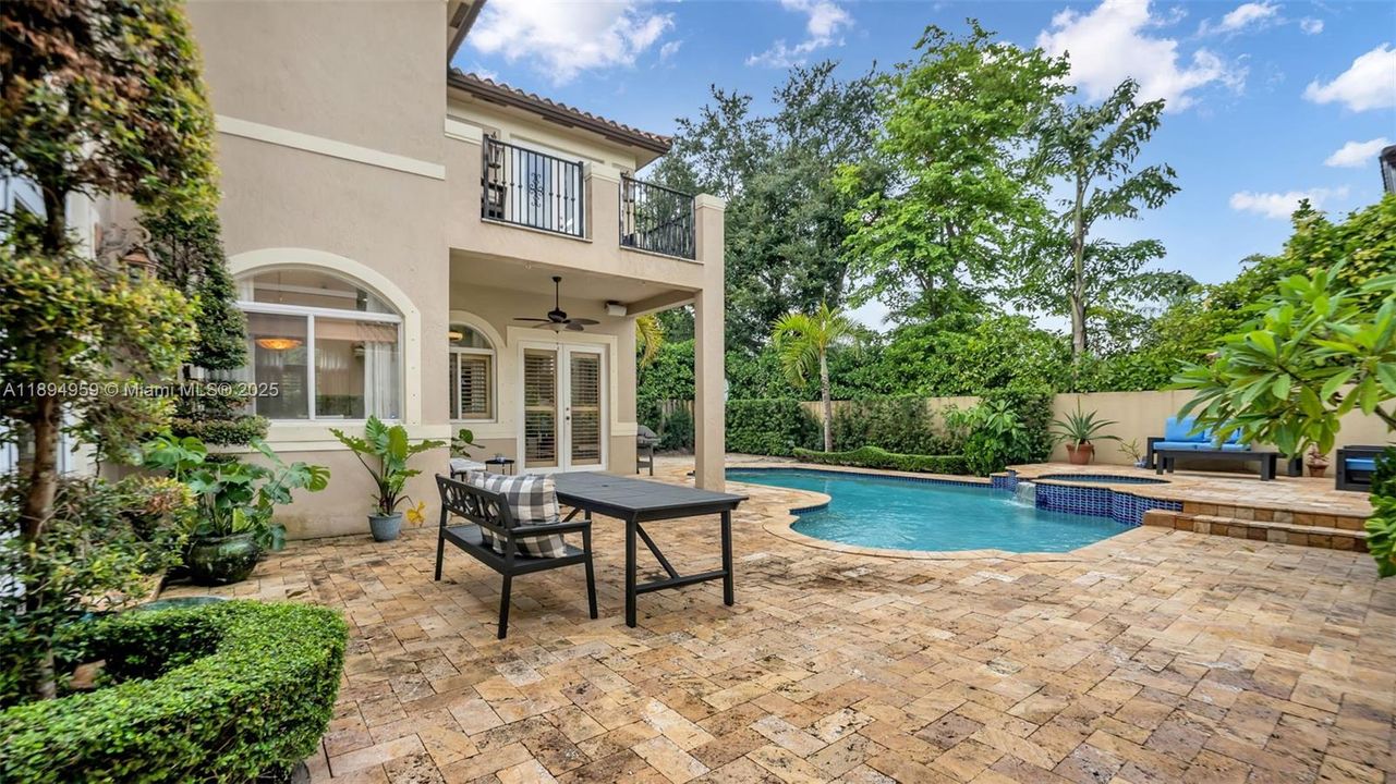 Под контрактом: $1,299,999 (4 спален, 4 ванн, 3841 Квадратных фут)