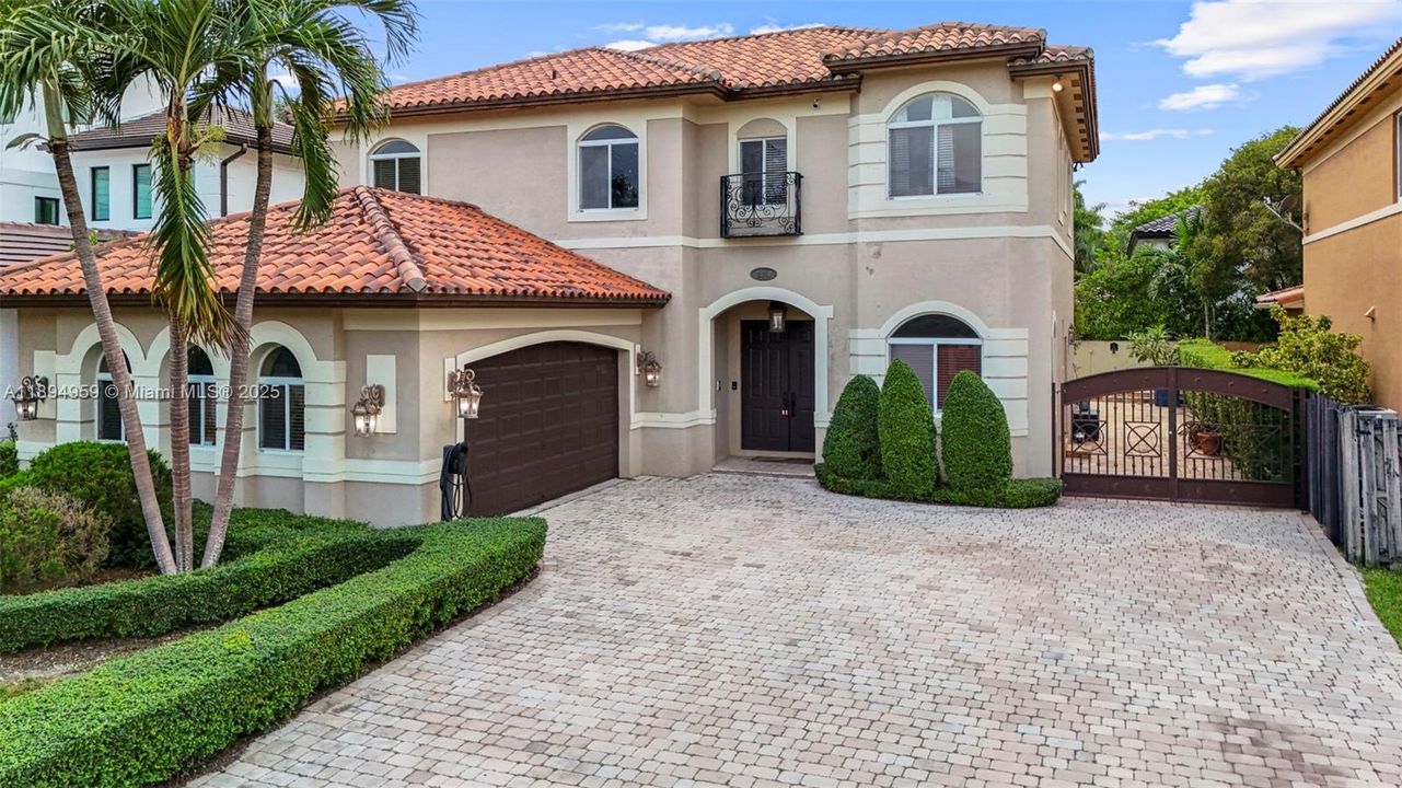 Под контрактом: $1,299,999 (4 спален, 4 ванн, 3841 Квадратных фут)