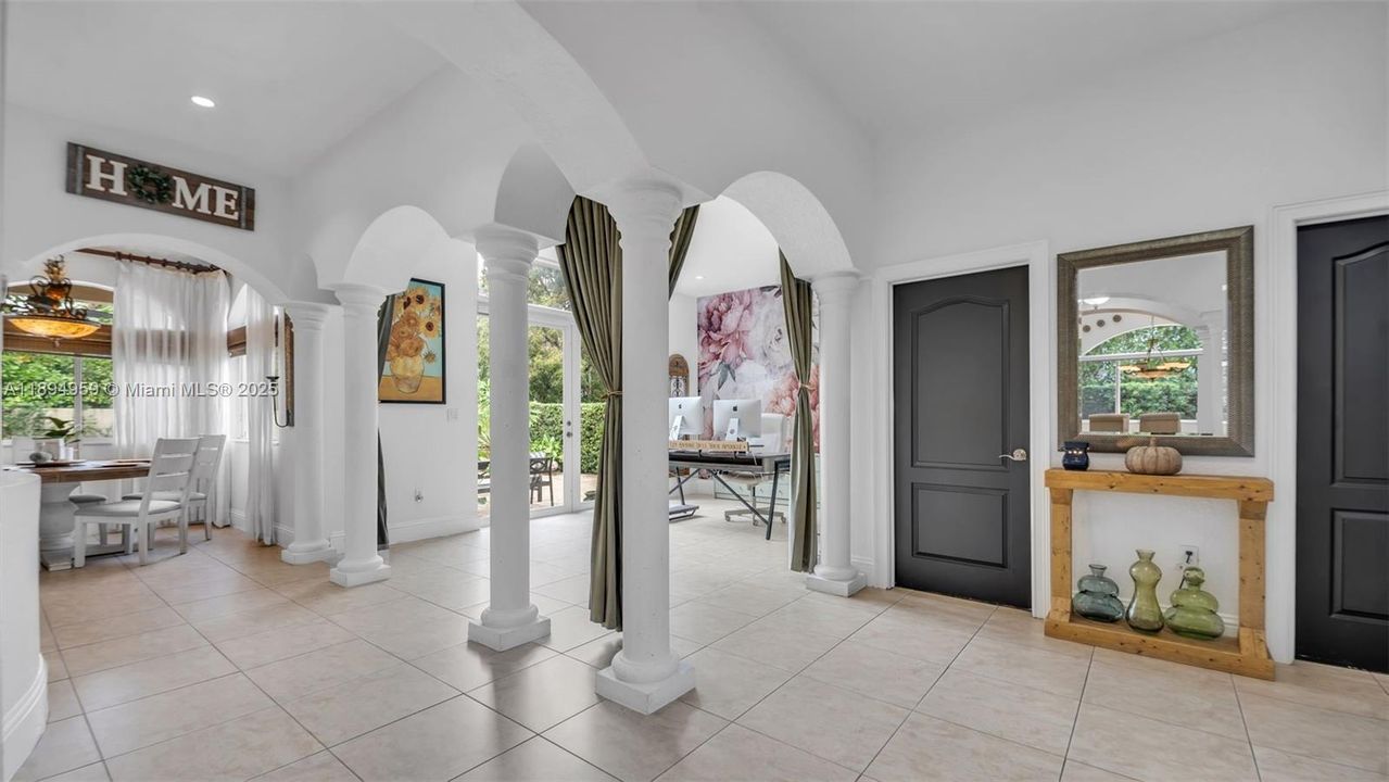 Под контрактом: $1,299,999 (4 спален, 4 ванн, 3841 Квадратных фут)