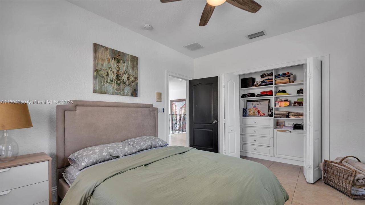 Под контрактом: $1,299,999 (4 спален, 4 ванн, 3841 Квадратных фут)