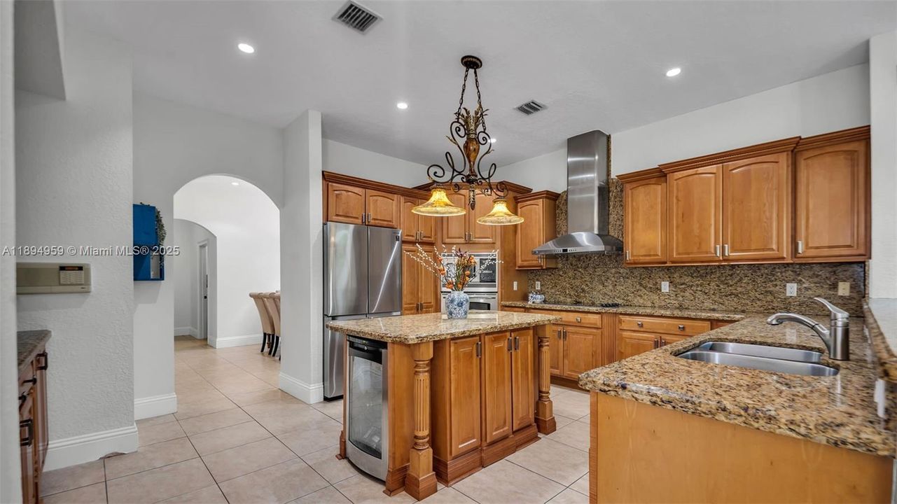 Под контрактом: $1,299,999 (4 спален, 4 ванн, 3841 Квадратных фут)