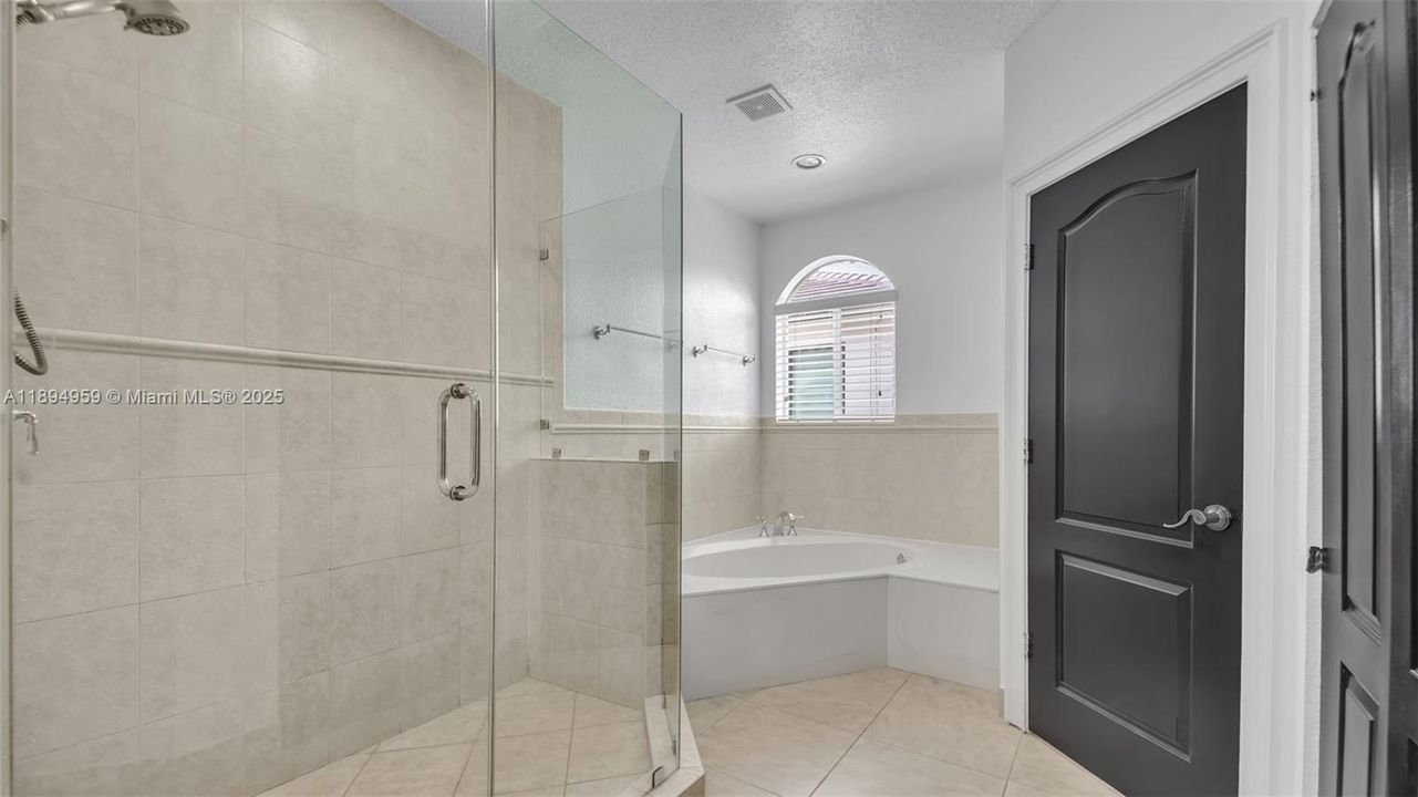 Под контрактом: $1,299,999 (4 спален, 4 ванн, 3841 Квадратных фут)