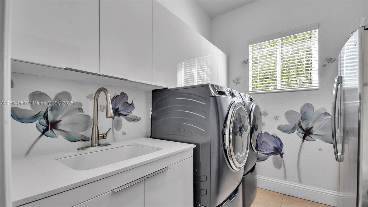 Под контрактом: $1,299,999 (4 спален, 4 ванн, 3841 Квадратных фут)