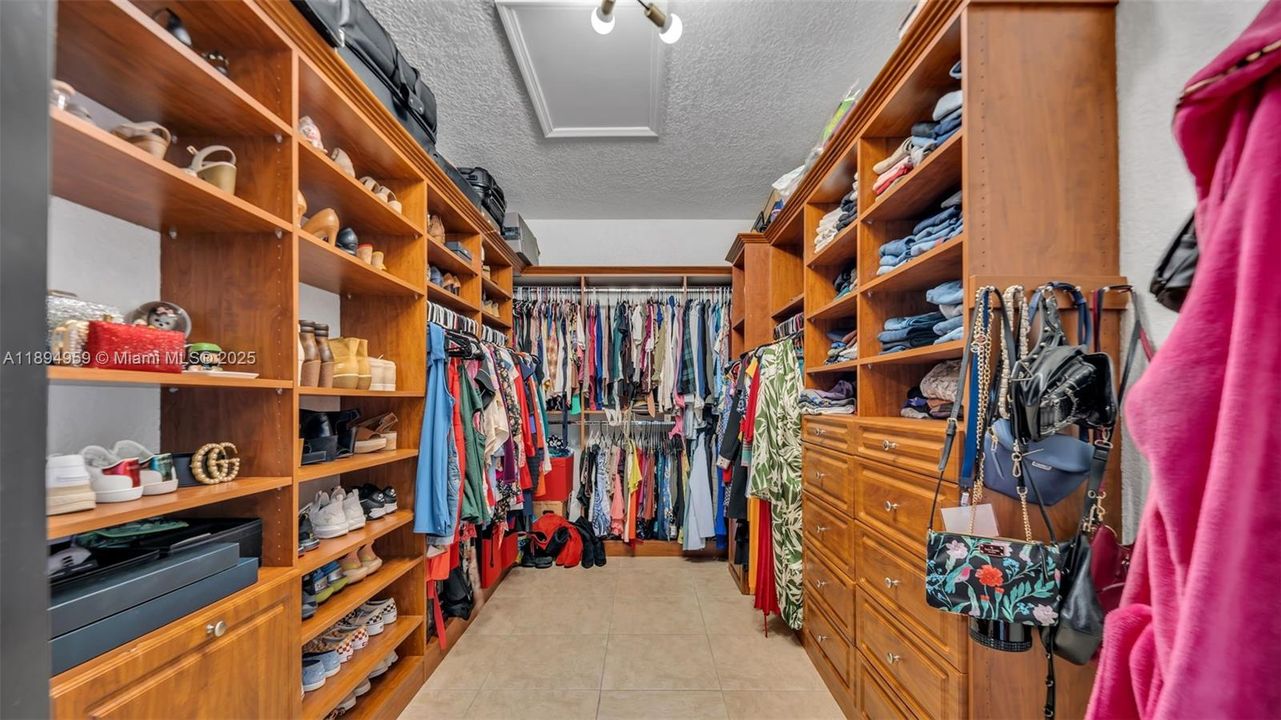 Под контрактом: $1,299,999 (4 спален, 4 ванн, 3841 Квадратных фут)