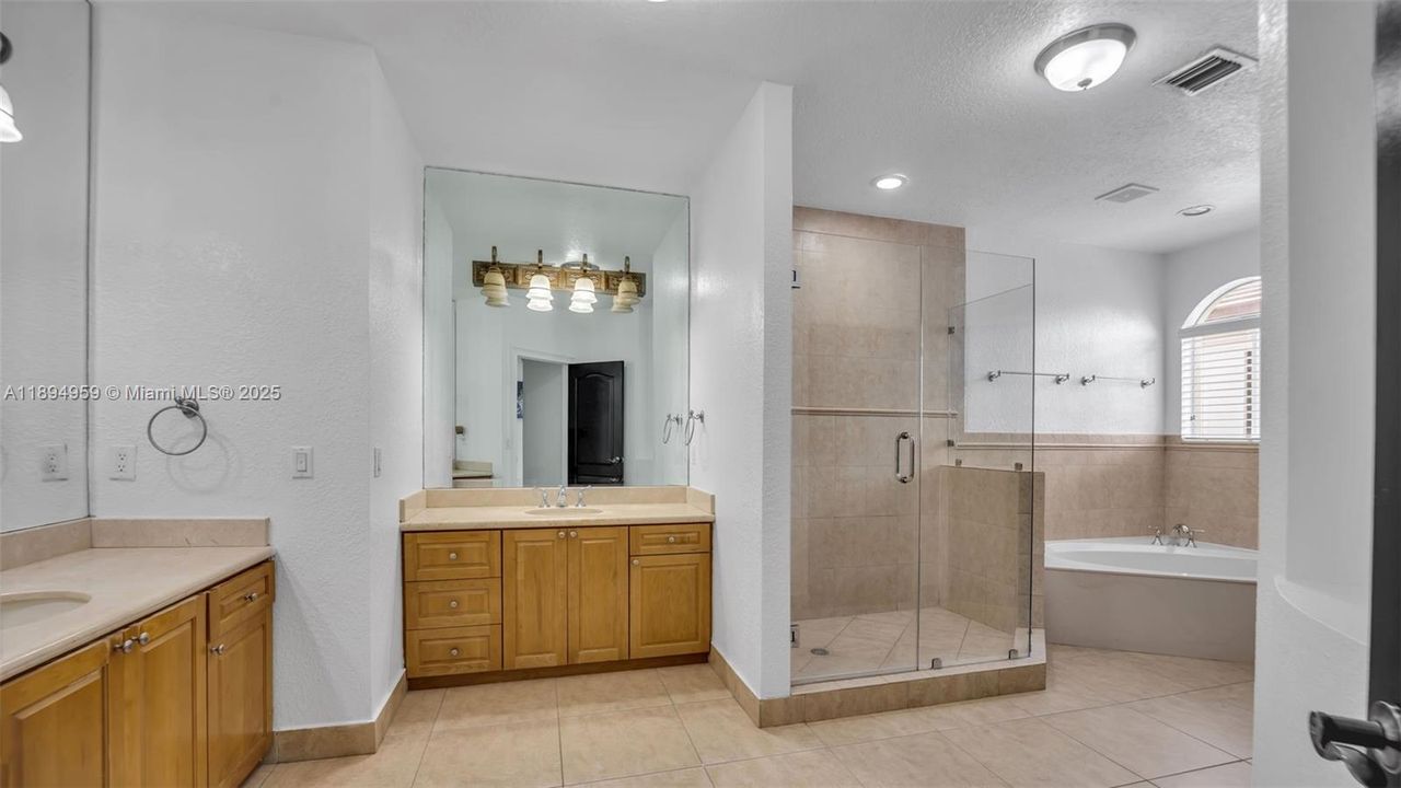 Под контрактом: $1,299,999 (4 спален, 4 ванн, 3841 Квадратных фут)