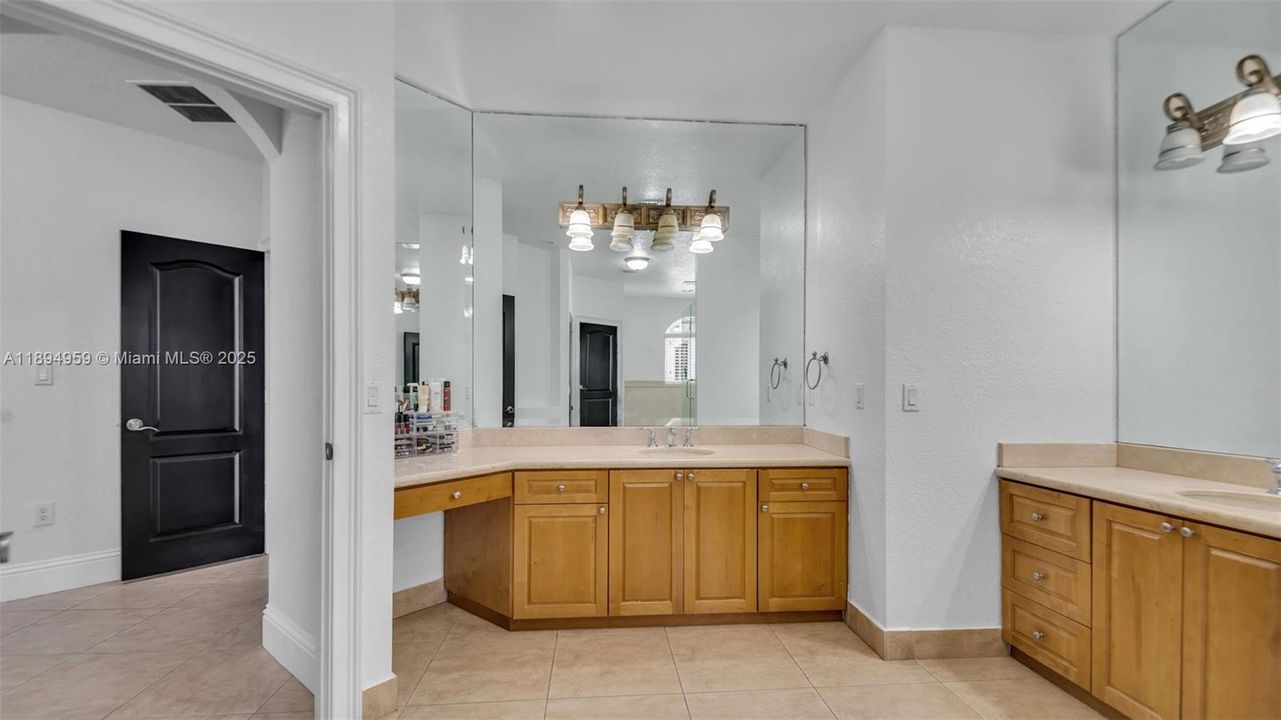 Под контрактом: $1,299,999 (4 спален, 4 ванн, 3841 Квадратных фут)