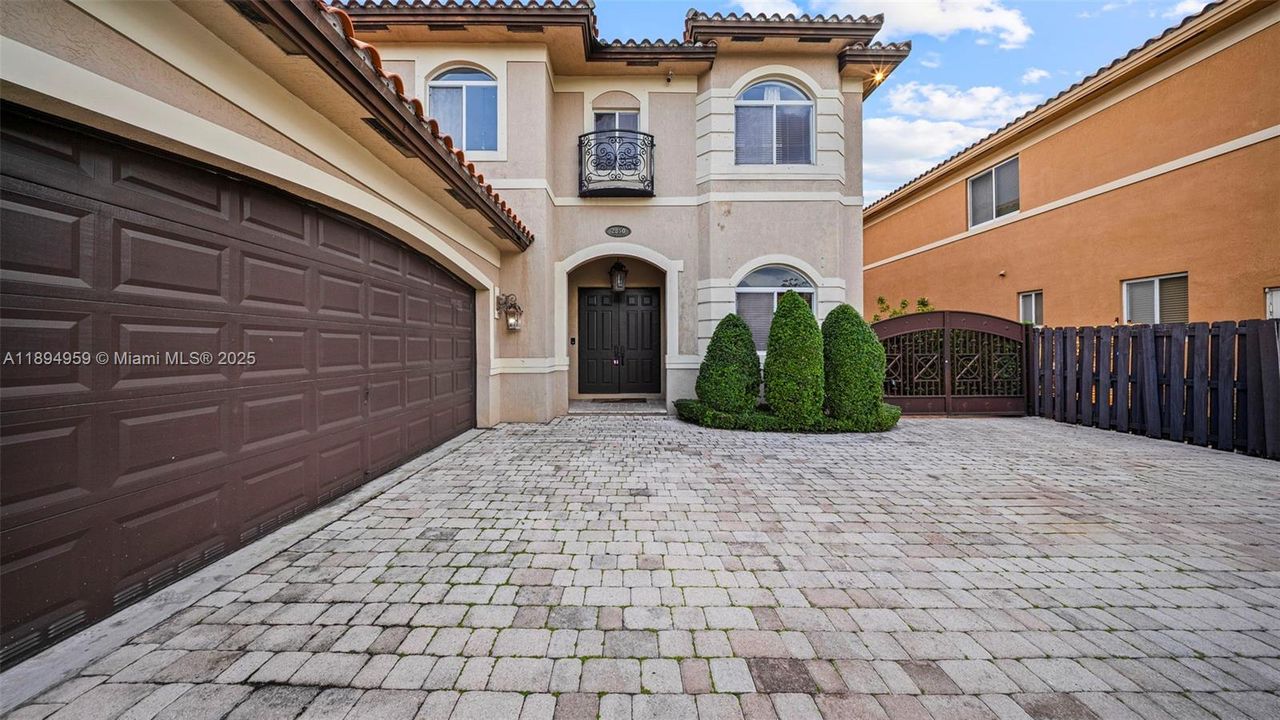 Под контрактом: $1,299,999 (4 спален, 4 ванн, 3841 Квадратных фут)