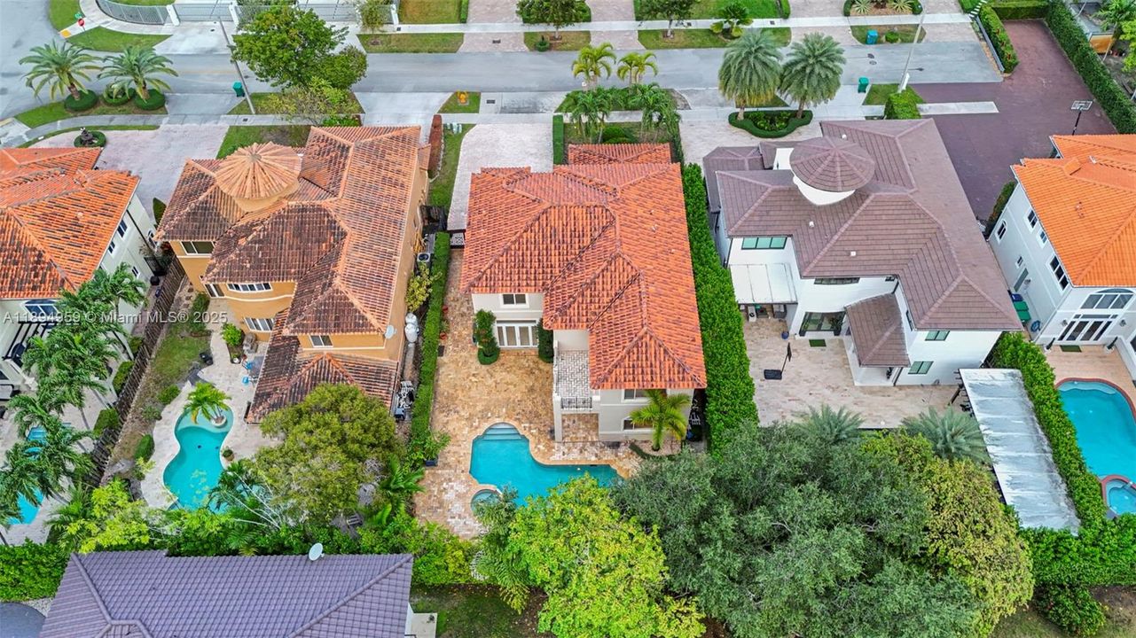 Под контрактом: $1,299,999 (4 спален, 4 ванн, 3841 Квадратных фут)