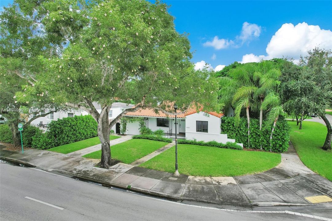 Active With Contract: $1,195,000 (3 beds, 2 baths, 1935 Square Feet)