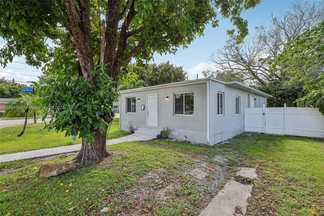 For Sale: $697,500 (4 beds, 2 baths, 1300 Square Feet)