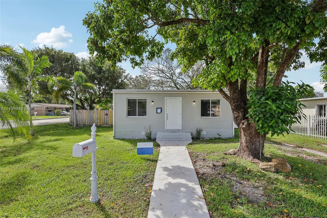 For Sale: $697,500 (4 beds, 2 baths, 1300 Square Feet)