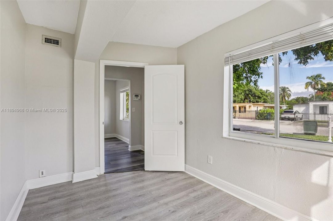 For Sale: $697,500 (4 beds, 2 baths, 1300 Square Feet)