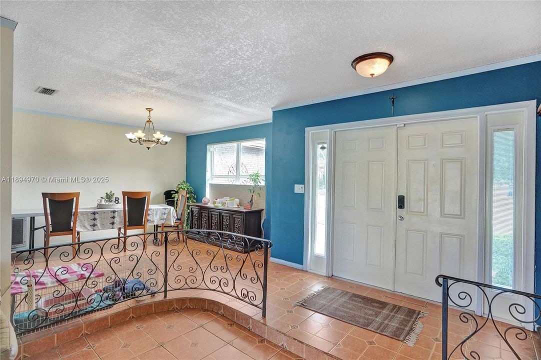 Под контрактом: $787,500 (4 спален, 2 ванн, 1930 Квадратных фут)