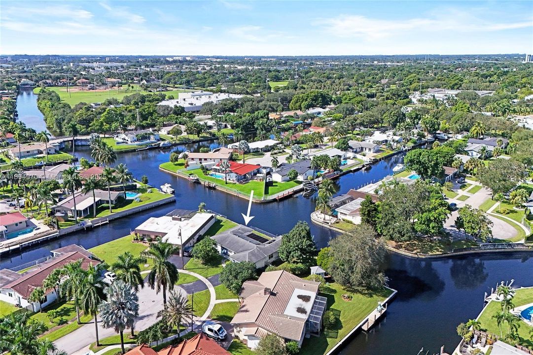 Под контрактом: $787,500 (4 спален, 2 ванн, 1930 Квадратных фут)