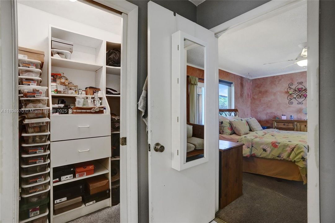 Под контрактом: $787,500 (4 спален, 2 ванн, 1930 Квадратных фут)