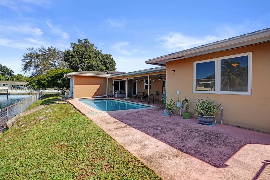 Под контрактом: $787,500 (4 спален, 2 ванн, 1930 Квадратных фут)