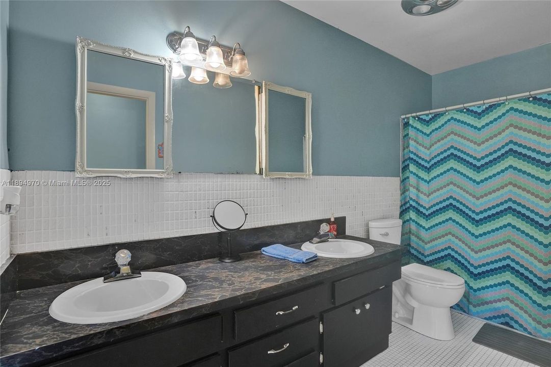 Под контрактом: $787,500 (4 спален, 2 ванн, 1930 Квадратных фут)