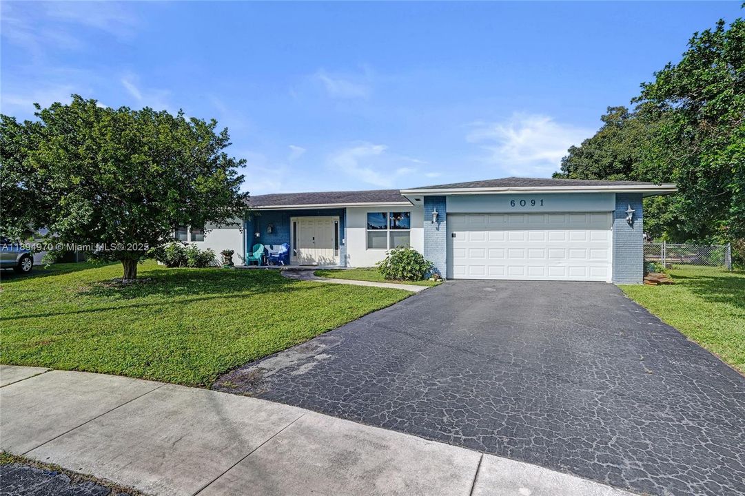 Под контрактом: $787,500 (4 спален, 2 ванн, 1930 Квадратных фут)